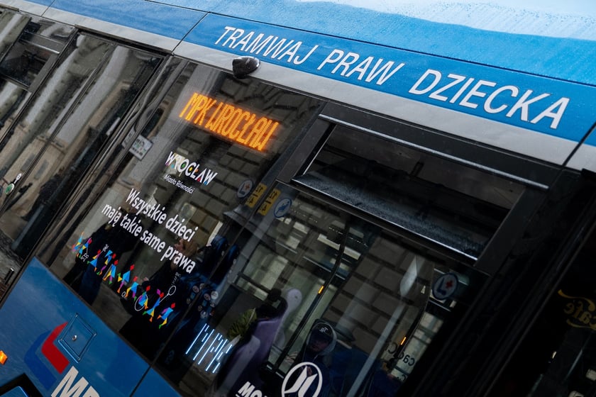 Młodzi artyści z  z Młodzieżowej Akademii Musicalowej MAM i Tramwaj Praw Dziecka