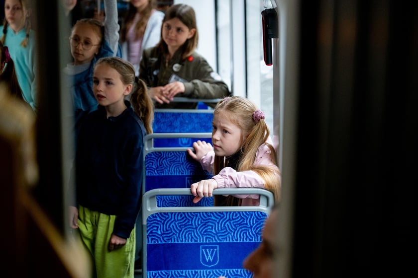 Młodzi artyści z  z Młodzieżowej Akademii Musicalowej MAM i Tramwaj Praw Dziecka