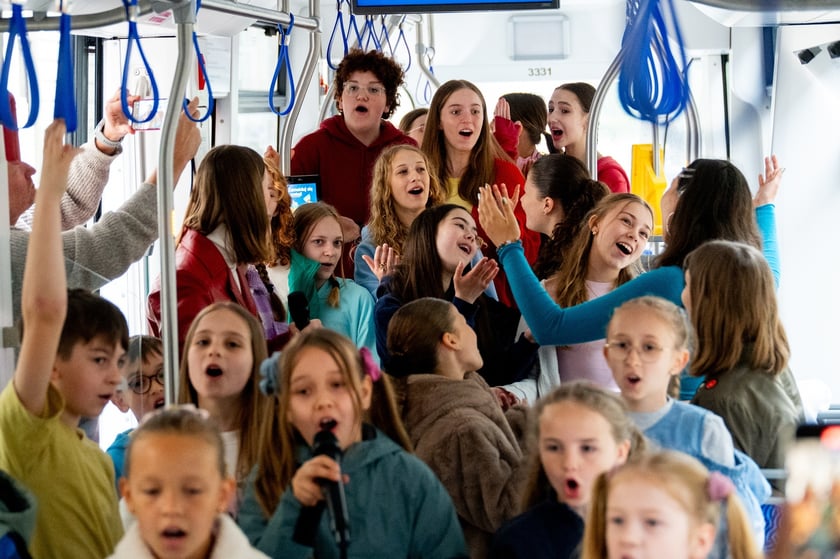 Młodzi artyści z  z Młodzieżowej Akademii Musicalowej MAM i Tramwaj Praw Dziecka