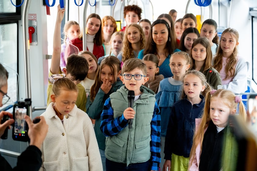 Młodzi artyści z  z Młodzieżowej Akademii Musicalowej MAM i Tramwaj Praw Dziecka