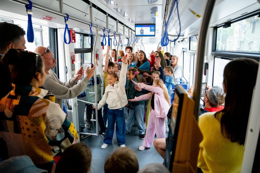 Młodzi artyści z  z Młodzieżowej Akademii Musicalowej MAM i Tramwaj Praw Dziecka