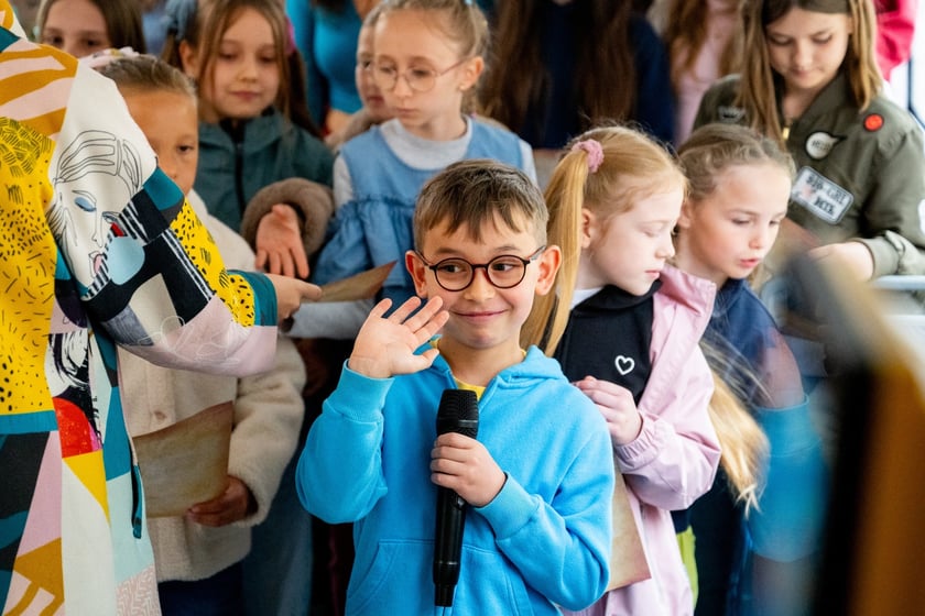 Młodzi artyści z  z Młodzieżowej Akademii Musicalowej MAM i Tramwaj Praw Dziecka