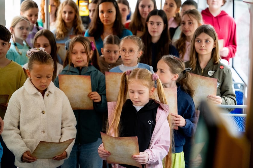 Młodzi artyści z  z Młodzieżowej Akademii Musicalowej MAM i Tramwaj Praw Dziecka