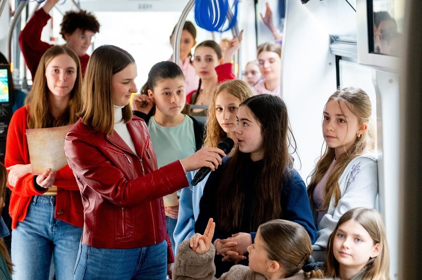 Młodzi artyści z  z Młodzieżowej Akademii Musicalowej MAM i Tramwaj Praw Dziecka
