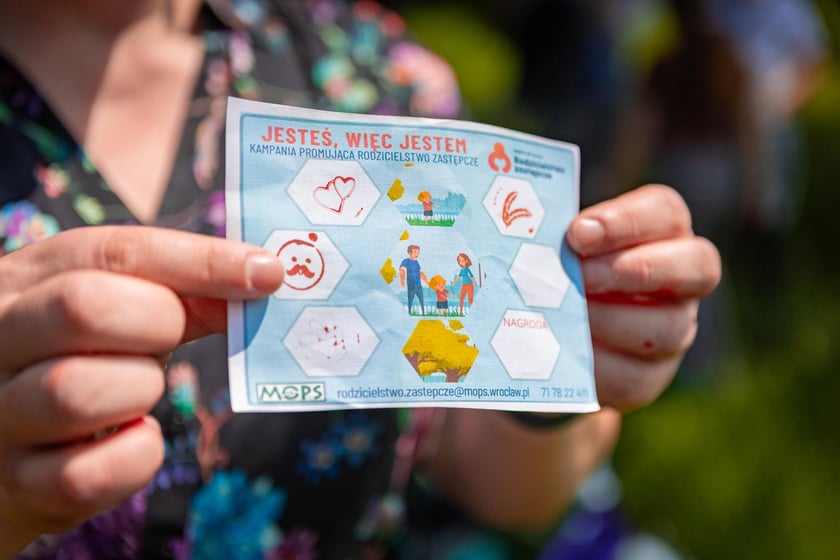 Piknik z okazji Dnia Rodzicielstwa Zastępczego, który odbył się w sobotę 31 maja w parku Grabiszyńskim we Wrocławiu