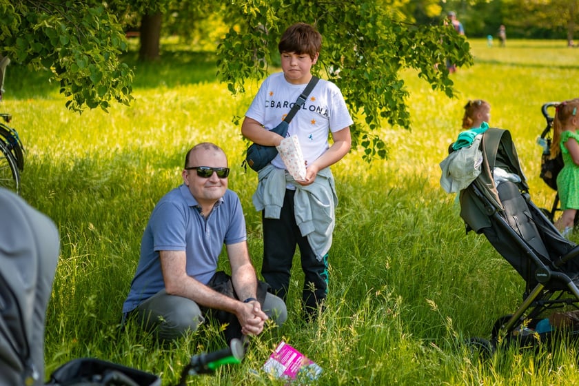 Piknik z okazji Dnia Rodzicielstwa Zastępczego, który odbył się w sobotę 31 maja w parku Grabiszyńskim we Wrocławiu