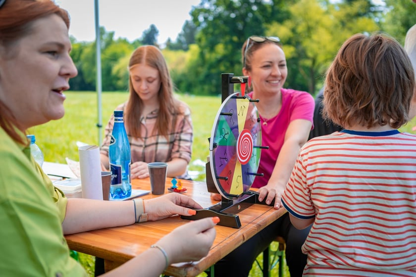 Piknik z okazji Dnia Rodzicielstwa Zastępczego, który odbył się w sobotę 31 maja w parku Grabiszyńskim we Wrocławiu