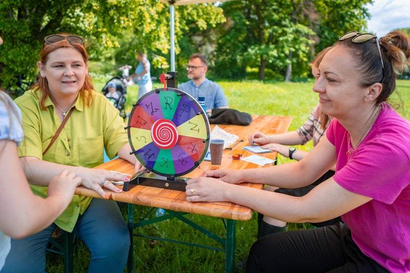 Piknik z okazji Dnia Rodzicielstwa Zastępczego, który odbył się w sobotę 31 maja w parku Grabiszyńskim we Wrocławiu