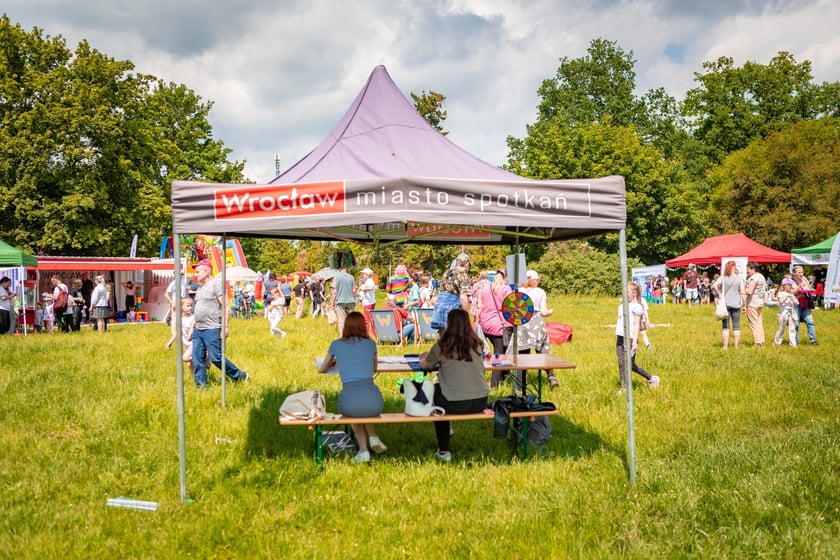 Piknik z okazji Dnia Rodzicielstwa Zastępczego, który odbył się w sobotę 31 maja w parku Grabiszyńskim we Wrocławiu
