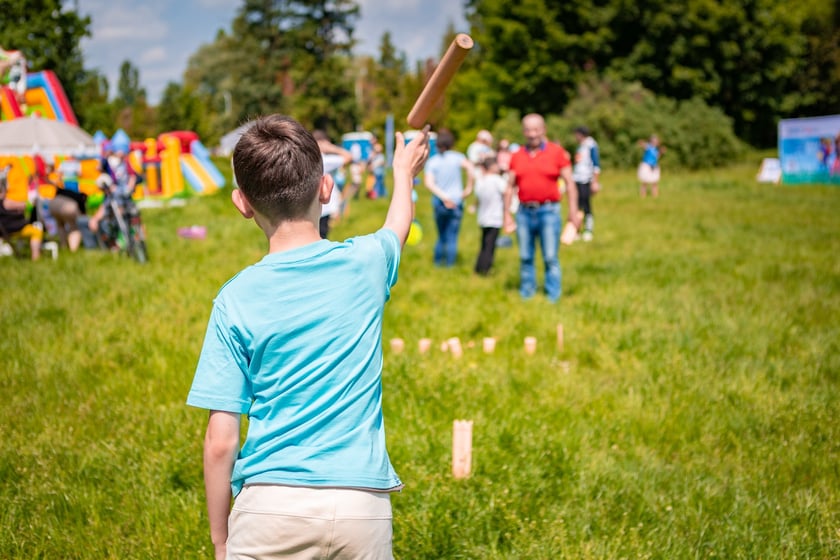 Piknik z okazji Dnia Rodzicielstwa Zastępczego, który odbył się w sobotę 31 maja w parku Grabiszyńskim we Wrocławiu