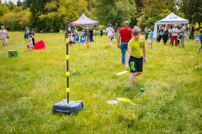Piknik z okazji Dnia Rodzicielstwa Zastępczego, który odbył się w sobotę 31 maja w parku Grabiszyńskim we Wrocławiu