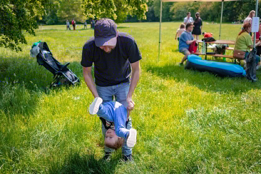 Piknik z okazji Dnia Rodzicielstwa Zastępczego, który odbył się w sobotę 31 maja w parku Grabiszyńskim we Wrocławiu