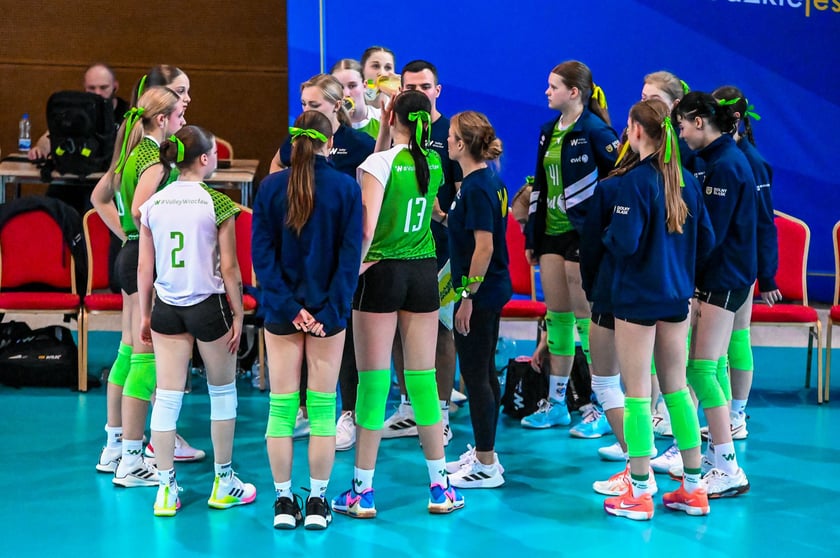Młodziczki z EWL #Volley Wrocław z SP 97 we Wrocławiu podczas Młodzieżowych Mistrzostw Polski w Kleszczowie