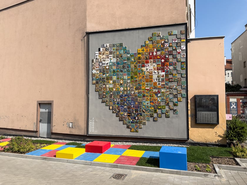 Instalacja "Serce Nadodrza" jest teraz szeroko dostępna - bez przeszk&oacute;d można podejść i cieszyć sie ładnymi zdjęciami na jej tle