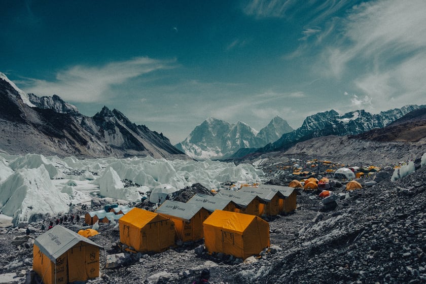 Wyprawa Mateusza Waligóry rowerem, pieszo i wspinając się na Mount Everest