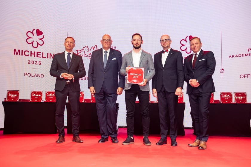 Ceremonia wręczenia plakiet Michelin w Hali Stulecia &ndash; wyr&oacute;żnienia wręczają (od lewej) Piotr Borys, Maciej Dobrzyniecki,&nbsp; Jakub Mazur, Rafał Szmytke