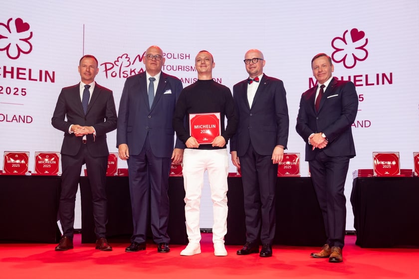 Ceremonia wręczenia plakiet Michelin w Hali Stulecia &ndash; przedstawiciel restauracji Między Mostami