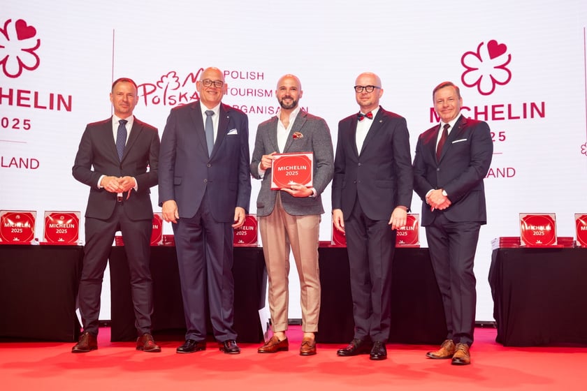 Ceremonia wręczenia plakiet Michelin w Hali Stulecia &ndash; przedstawiciel restauracji Monopol