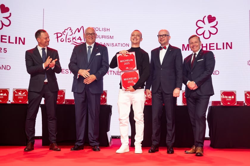 Ceremonia wręczenia plakiet Michelin w Hali Stulecia &ndash; przedstawiciel restauracji Most