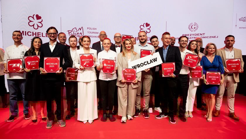 Ceremonia wręczenia plakiet Michelin w Hali Stulecia &ndash; zdjęcie wszystkich wrocławskich nagrodzonych restaurator&oacute;w&nbsp;