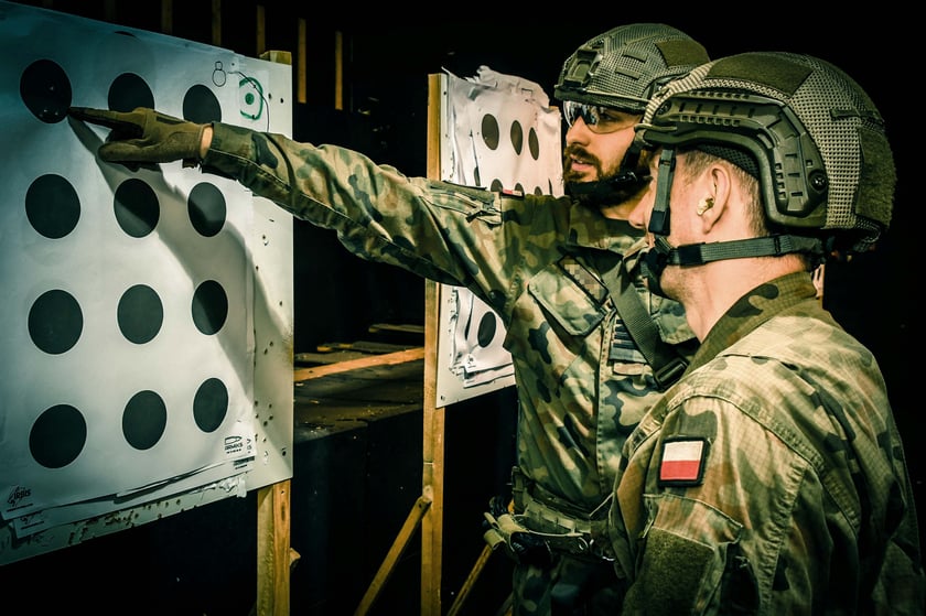 Żołnierze dobrowolnej zasadniczej służby wojskowej podczas pierwszego strzelania z ostrej amunicji