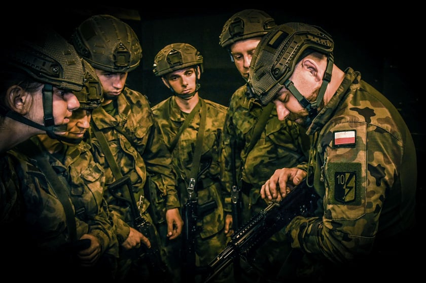 Żołnierze dobrowolnej zasadniczej służby wojskowej podczas pierwszego strzelania z ostrej amunicji