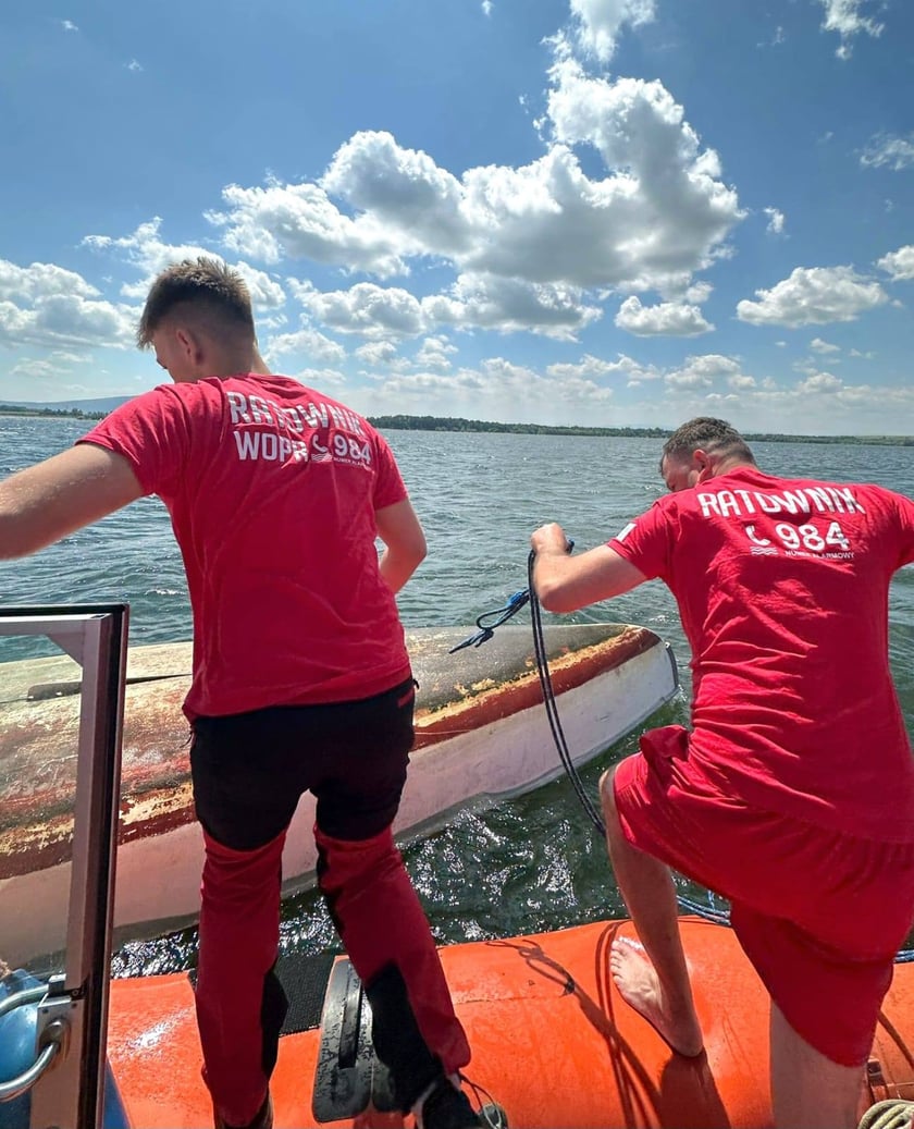 Podczas podejmowania pierwszej załogi, przewr&oacute;ciła się druga ł&oacute;dź