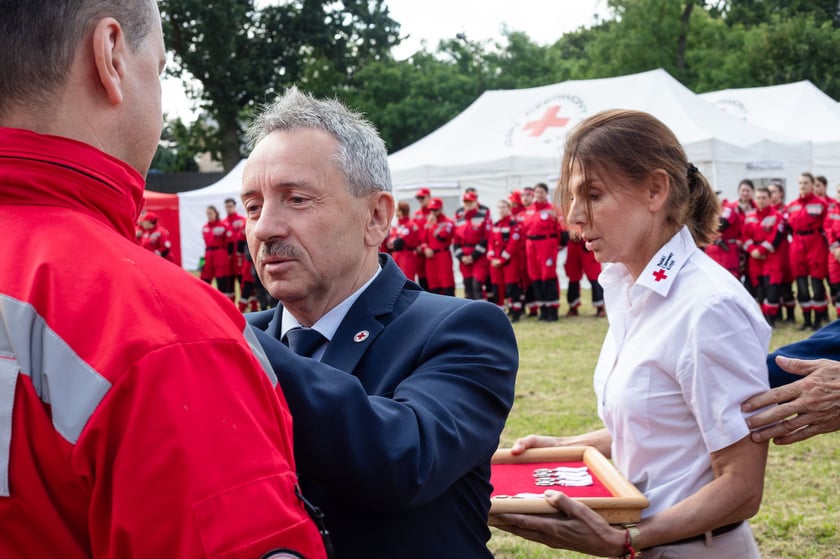 Zbigniew Klawczyński - Wiceprezes Zarządu PCK oraz&nbsp;Ewa Duda, dyrektor Dolnośląskiego Oddziału Okręgowego Polskiego Czerwonego Krzyża we Wrocławiu