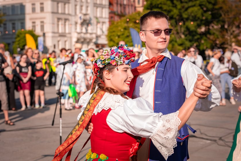 Pierwsza Wrocławska (świętojańska) Potańc&oacute;wka na placu Wolności