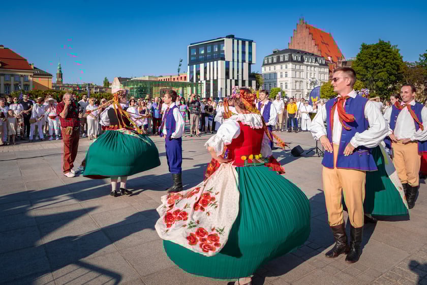 Pierwsza Wrocławska (świętojańska) Potańc&oacute;wka na placu Wolności