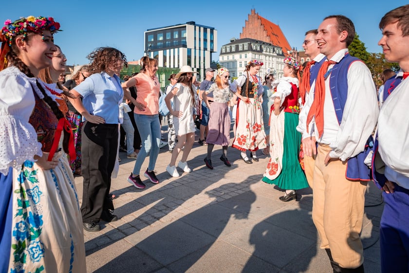 Pierwsza Wrocławska (świętojańska) Potańc&oacute;wka na placu Wolności