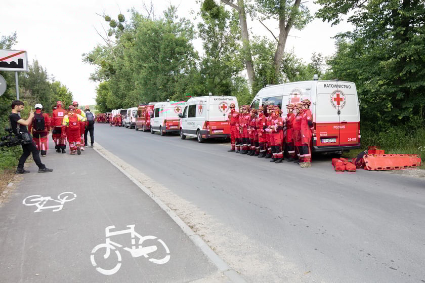 Ratownicy zebrali się przed dawnym Celsłomem w Malczycach