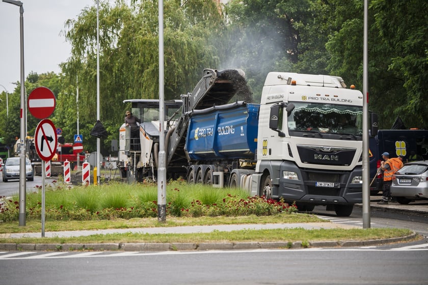 Sprzęt budowlany i drogowcy na Bajana, pierwszy dzień remontu (23 czerwca 2025)
