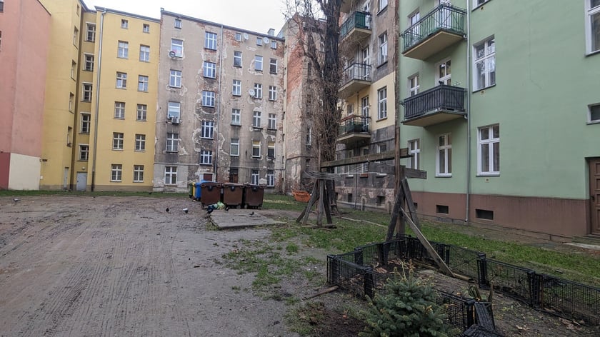 Podw&oacute;rko na Ołbinie, między ulicami Rozbrat, Prusa, Sępa-Szarzyńskiego przed remontem