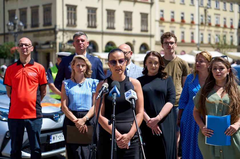 Konferencja prasowa dotycząca wyposażenia pojazdów MPK Wrocław w defibrylatory AED - 30.06.2025