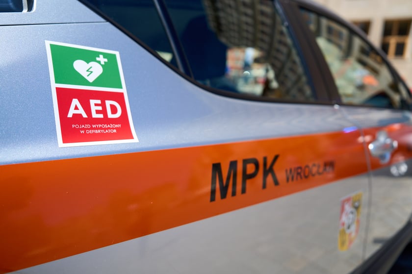 Konferencja prasowa dotycząca wyposażenia pojazdów MPK Wrocław w defibrylatory AED - 30.06.2025