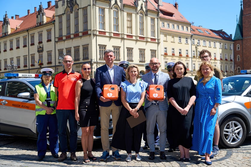 Konferencja prasowa dotycząca wyposażenia pojazdów MPK Wrocław w defibrylatory AED - 30.06.2025