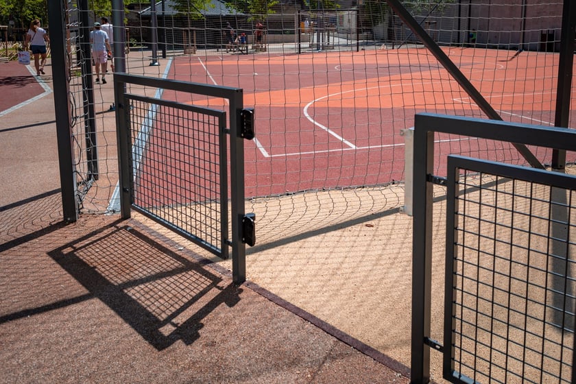 Podw&oacute;rko Wszystkich Mieszkańc&oacute;w - zdewastowana, a właściwie ukradziona bramka na plac zabaw