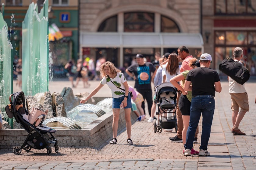 Upał we Wrocławiu. W niedzielę 6 lipca temperatura przekroczyła 30 stopni Celsjusza. Turyści i wrocławianie szukają ochłody
