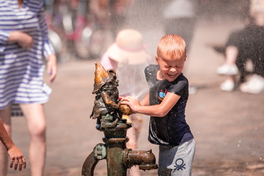 Upał we Wrocławiu. W niedzielę 6 lipca temperatura przekroczyła 30 stopni Celsjusza. Turyści i wrocławianie szukają ochłody