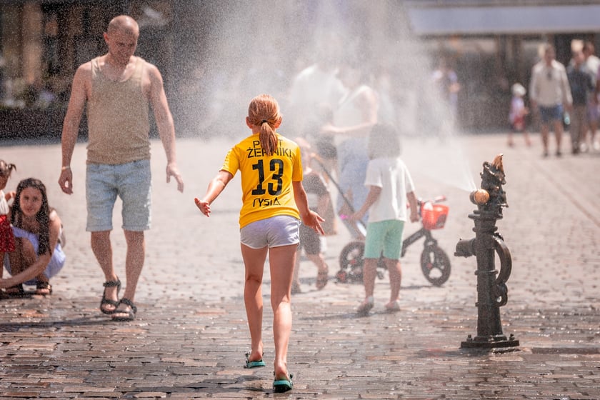 Upał we Wrocławiu. W niedzielę 6 lipca temperatura przekroczyła 30 stopni Celsjusza. Turyści i wrocławianie szukają ochłody