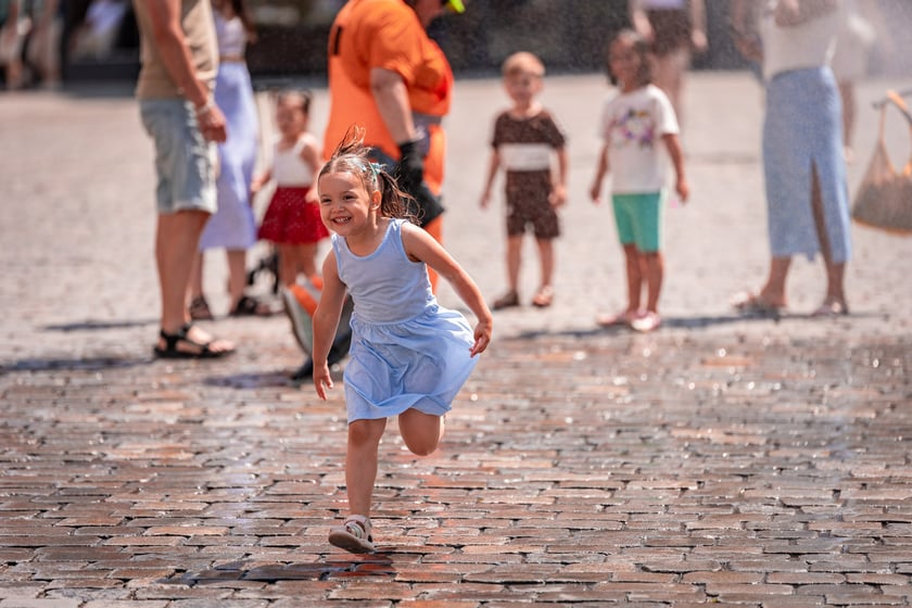 Upał we Wrocławiu. W niedzielę 6 lipca temperatura przekroczyła 30 stopni Celsjusza. Turyści i wrocławianie szukają ochłody