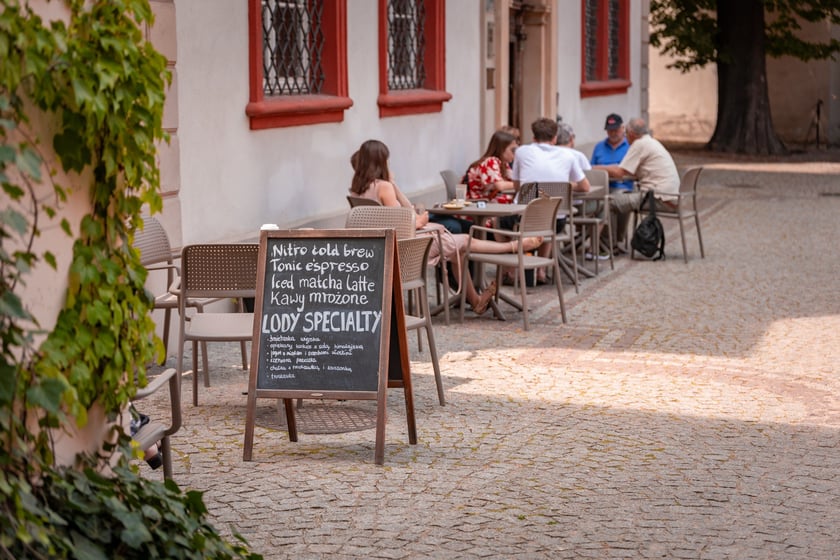 Upał we Wrocławiu. W niedzielę 6 lipca temperatura przekroczyła 30 stopni Celsjusza. Turyści i wrocławianie szukają ochłody