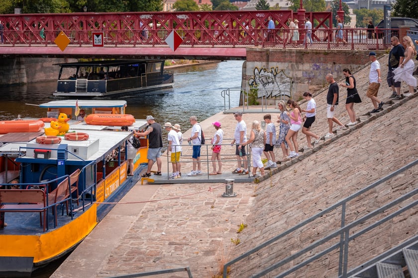 Upał we Wrocławiu. W niedzielę 6 lipca temperatura przekroczyła 30 stopni Celsjusza. Turyści i wrocławianie szukają ochłody