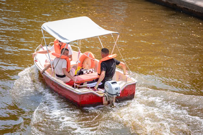 Upał we Wrocławiu. W niedzielę 6 lipca temperatura przekroczyła 30 stopni Celsjusza. Turyści i wrocławianie szukają ochłody