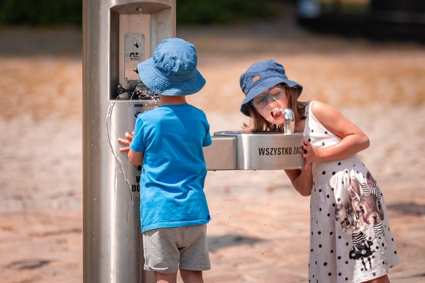 Upał we Wrocławiu. W niedzielę 6 lipca temperatura przekroczyła 30 stopni Celsjusza. Turyści i wrocławianie szukają ochłody