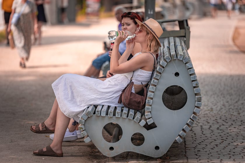 Upał we Wrocławiu. W niedzielę 6 lipca temperatura przekroczyła 30 stopni Celsjusza. Turyści i wrocławianie szukają ochłody
