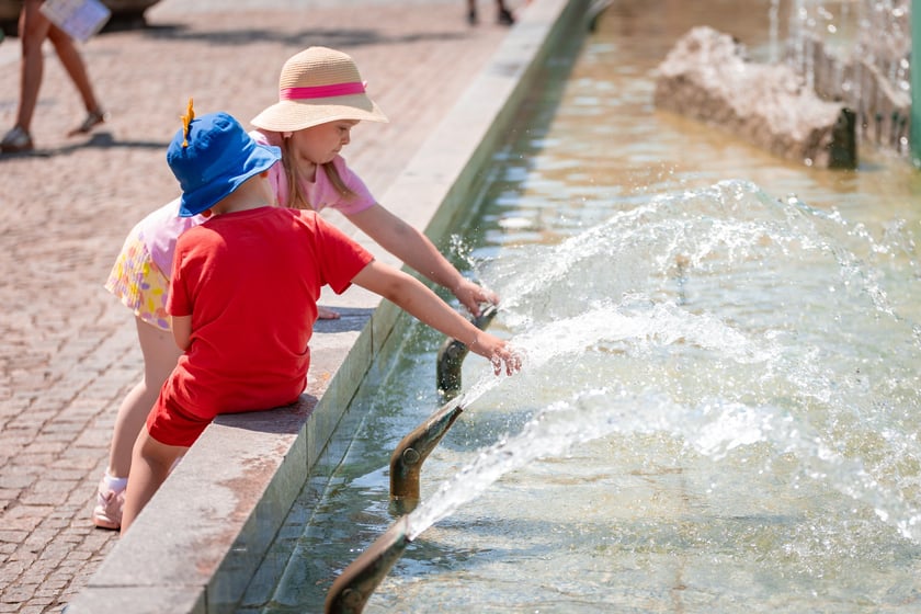 Upał we Wrocławiu. W niedzielę 6 lipca temperatura przekroczyła 30 stopni Celsjusza. Turyści i wrocławianie szukają ochłody