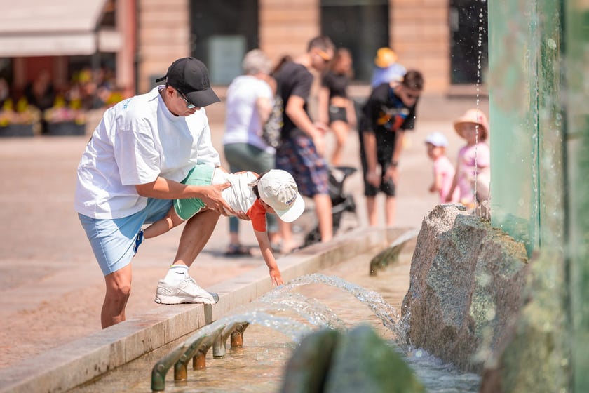 Upał we Wrocławiu. W niedzielę 6 lipca temperatura przekroczyła 30 stopni Celsjusza. Turyści i wrocławianie szukają ochłody