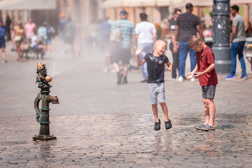 Upał we Wrocławiu. W niedzielę 6 lipca temperatura przekroczyła 30 stopni Celsjusza. Turyści i wrocławianie szukają ochłody
